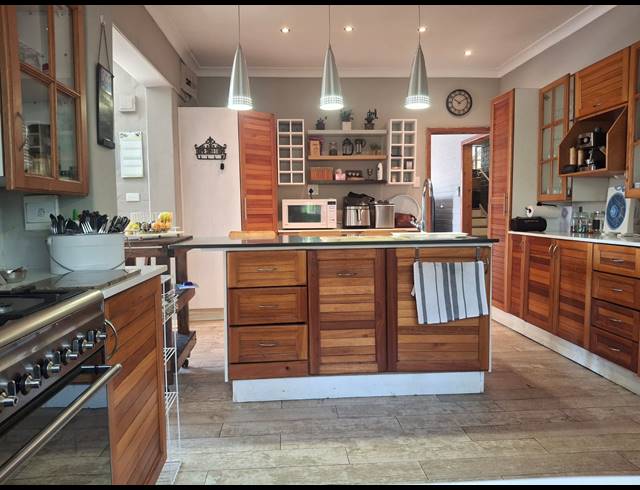 5 BEDROOM FREEHOLD FOR SALE IN CLARENDON